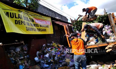 Petugas kebersihan mengangkut sampah ke atas truk pengangkut di tempat pembuangan sampah Lempuyangan, Yogyakarta, Ahad (18/12/2022). Masyarakat Kita Yogyakarta mulai Januari 2023 dilarang membuang sampah anorganik. Pemerintah menghimbau masyarakat mengelola sampah anorganik secara mandiri atau melalui bank sampah. Aturan nol sampah anorganik ini tertuang dalam Surat Edaran Wali Kota Jogja No 660/6123/SE/2022 tentang Gerakan Zero Sampah Anorganik.