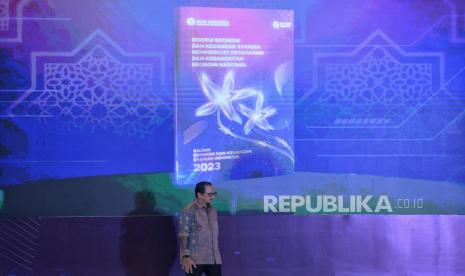 Deputi Gubernur Bank Indonesia Juda Agung memberikan meluncurkan buku Kajian Ekonomi dan Keuangan Syariah Indonesia (KEKSI) 2023 dan seminar nasional Sharia Economic and Financial Outlook (ShEFO) 2024 di Jakarta, Senin (26/2/2024). Bank Indonesia (BI) meluncurkan Buku Kajian Ekonomi dan Keuangan Syariah Indonesia (KEKSI) 2023. Peluncuran KEKSI ini merupakan upaya BI dalam mendukung mimpi Indonesia menjadi pusat ekonomi syariah dan industri halal terkemuka di dunia. KEKSI akan memberikan gambaran menyeluruh mengenai pencapaian, pembelajaran dan arah kebijakan perekonomian syariah Indonesia ke depan. Bukan hanya sekedar laporan, buku ini disebut bisa menjadi rujukan utama bagi para akademisi, praktisi dan penggiat ekonomi syariah di seluruh Indonesia.