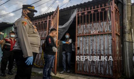 Polisi keluar dari TKP penemuan empat jasad di Perumahan Citra Grand Extension, Kalideres, Jakarta, Rabu (16/11/2022). Tim gabungan dari Inafis Polri, Puslabfor Bareskrim Polri, Dokter Forensik, Polda Metro Jaya dan Polres Metro Jakarta Barat melakukan olah TKP untuk menyelidiki kasus penemuan empat jasad yang tewas mengenaskan. Republika/Putra M. Akbar