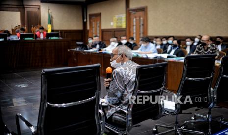 Mantan Dirjen Perdagangan Dalam Negeri Kementerian Perdagangan (Kemendag) Oke Nurwan memberikan keterangan saksi saat sidang lanjutan di Pengadilan Negeri (PN) Tipikor, Jakarta Pusat, Kamis (29/9/2022). Sidang tersebut beragendakan pemeriksaan saksi terkait kasus dugaan tindak pidana korupsi perizinan persetujuan ekspor (PE) minyak sawit mentah atau crude palm oil (CPO) dengan terdakwa mantan Direktur Jenderal Perdagangan Luar Negeri Kemendag, Indra Sari Wisnu Wardhana, tim asistensi Menteri Koordinator Bidang Perekonomian, Weibinanto Halimdjati alias Lin Che Wei, Komisaris PT Wilmar Nabati Indonesia, Master Parulian Tumanggor, Senior Manager Corporate Affair PT Victorindo Alam Lestari, Stanley Ma, dan General Manager (GM) Bagian General Affair PT Musim Mas, Pierre Togar Sitanggang. Republika/Thoudy Badai