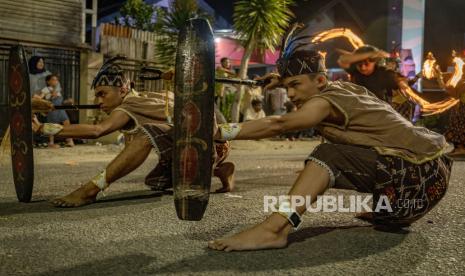 Sejumlah pemain dari Sanggar Seni Maradika menampilkan Tari Petomonaka atau tarian penjemputan pada Festival Tangga Banggo di Kelurahan Siranindi, Palu, Sulawesi Tengah, Jumat (8/9/2023) malam. Festival Tangga Banggo atau Tangga Miring yang digelar untuk keempat kalinya itu menjadi sarana bagi warga dari berbagai asal dan latar belakang etnis untuk mengekpresikan kekhasan budaya yang dimilikinya. 