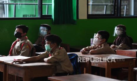 Sejumlah murid mengikuti uji coba pembelajaran tatap muka (PTM) tahap 2 di SDN Kebayoran Lama Selatan 17 Pagi, Jakarta, Rabu (9/6/2021).