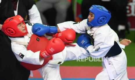 Atlet shorinji kempo Aceh Lismarita Nasution (kiri) bertarung dengan atlet shorinji kempo Jawa Timur Marta Frily Adetya (kanan) pada semifinal shorinji kempo randori perorangan putri kelas 50 Kg PON Papua di GOR STT Gidi, Sentani, Kabupaten Jayapura, Papua, Selasa (12/10/2021). 