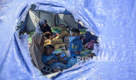 Warga mengungsi di tenda pascagempa bumi di Desa Cibeureum, Kertasari, Kabupaten Bandung, Jawa Barat, Rabu (18/9/2024). Menurut data sementara BPBD Provinsi Jawa Barat, sebanyak 450 warga terpaksa mengungsi, 58 orang luka ringan dan 23 lainnya luka berat dari tiga desa yang terdampak gempa bumi berkekuatan Magnitudo 5,0. 