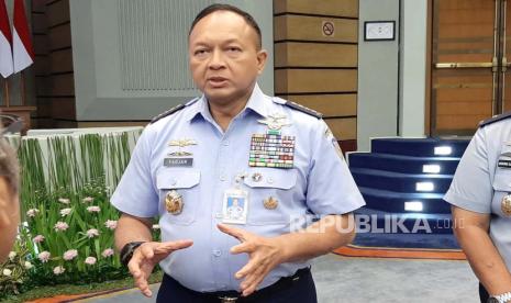 Kepala Staf Angkatan Udara (KASAU) Marsekal Fadjar Prasetyo usai meluncurkan empat prangko bertema pahlawan nasional dari TNI AU, Senin (4/12/2023).  