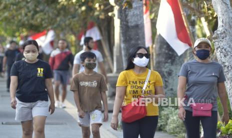 Sejumlah warga mengenakan masker saat berolahraga di kawasan Lapangan Puputan Badung, Denpasar, Bali, Kamis (27/8/2020). Pemerintah Provinsi Bali akan mengenakan denda administratif sebesar Rp100 ribu kepada masyarakat yang tidak menggunakan masker saat beraktivitas dan berkegiatan di luar rumah sesuai dengan Pergub Bali Nomor 46 Tahun 2020 tentang Penerapan Disiplin dan Penegakan Hukum Protokol Kesehatan Sebagai Upaya Pencegahan dan Pengendalian COVID-19 dalam Tatanan Kehidupan Era Baru yang baru dikeluarkan. 