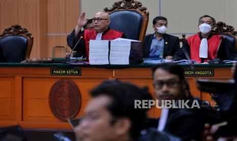 Ketua Majelis Hakim  Cokorda Gede Arthana memimpin sidang lanjutan dengan terdakwa Haris Azhar dan Fatia Maulidiyanti. Staf Kemenko Marves, Singgih Widyastomo melapor ke Luhut soal video menyudutkan.