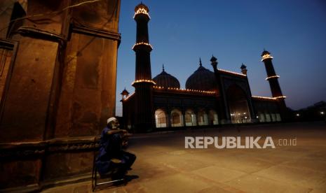 Muslim Ichalkaranji Rayakan Idul Fitri dengan Donasi ke RS. Seorang muslim berbuka puasa di masjid Jama Masjid di kawasan tua Delhi, India.