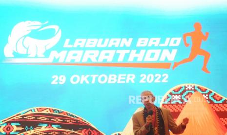 Direktur Utama IFG, Robertus Billitea berbicara kepada media saat soft opening IFG Labuan Bajo Komodo Marathon 2022 di Jakarta, Jumat (26/8/2022). Kegiatan Indonesia Finance Group (IFG) , sebagai perusahaan holding BUMN Asuransi, Penjaminan, dan Investasi terhadap langkah pemerintah yang berfokus pada promosi Labuan Bajo sebagai Destinasi Super Prioritas (DSP). Akan digelar pada 29 Oktober 2022 mendatang dan diikuti kurang lebih 1.500 pelari nasional maupun internasional. Foto: Tahta Aidilla/Republika.