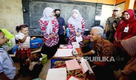 Gubernur Jawa Tengah, Ganjar Pranowo berdialog dengan anak- anak saat melaksanakan kunjungan kerja di Desa Desa Blerong, Kecamatan Guntur, Kabupaten Demak, Jawa Tengah, Selasa (18/7).