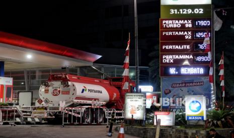 Daftar harga bahan bakar minyak (BBM) di salah satu SPBU di Jakarta, Rabu (31/8/2022). PT Pertamina (Persero) mengimbau masyarakat untuk tidak melakukan pembelian secara berlebihan atau panic buying di tengah wacana kenaikan harga BBM subsidi jenis Pertalite maupun Solar. Hal ini untuk menghemat kuota BBM subsidi yang telah ditetapkan oleh pemerintah. Republika/Thoudy Badai