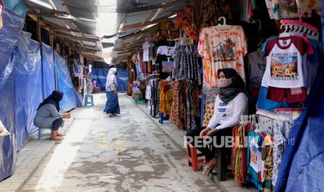 Pelaku usaha mikro kecil dan menengah (UMKM) produk kerajinan di kawasan Borobudur, Jawa Tengah, menghadapi sepinya permintaan karena dampak pandemi Covid-19 (ilustrasi).