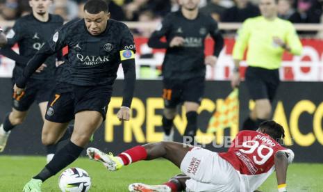 Wilfried Singo (R) of AS Monaco and Kylian Mbappe (L) of Paris Saint Germain in action during the French Ligue 1 soccer match between AS Monaco and Paris Saint Germain, in Monaco, 01 March 2024.  