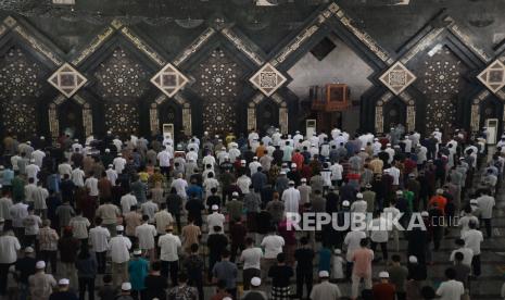 Keutamaan Meninggal Dunia Saat Sholat Berjamaah di Masjid. Foto: Sejumlah umat Islam menunaikan sholat Jumat berjamaah dengan menerapkan jaga jarak di Masjid At-Tin, Jakarta, Jumat (13/8). Masjid At-Tin kembali menggelar ibadah shalat Jumat pertama kalinya setelah kegiatan shalat Jumat dihentikan lantaran mengikuti ketentuan Pemberlakuan PPKM Darurat. Masjid At-tin pun menerapkan pembatasan jumlah jamaah secara terbatas yakni 25 persen dari kapasaitas serta mematuhi protokol kesehatan. Prayogi/Republika.