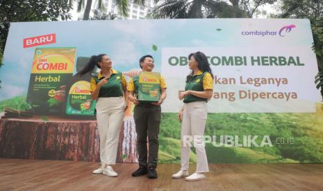 Publik Figur Sharena Delon, Senior Vice President Marketing & International Operations Combipar Weitarsa Hendarto dan Senior General Manager Marketing Consumer Health  Combipar Cindy Gunawan(dari kiri)  berbincang saat peluncuran OBH Combi Herbal di Jakarta, Selasa (25/7/2023). 