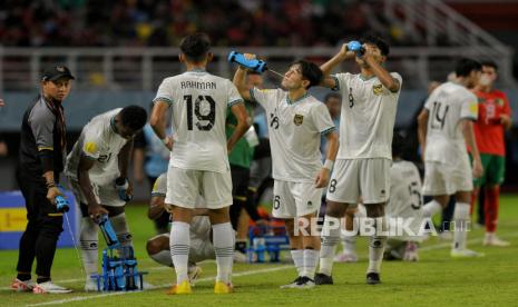 Pemain Timnas Indonesia Amar Brikc (tengah) menyemprotkan air ke wajhahnya saat bertanding melawan Timnas Maroko pada babak penyisihan Piala Dunia U17 di Stadion Gelora Bung Tomo, Surabaya, Jawa Timur, Kamis (16/11/2023). Timnas Indonesia kalah dari Timnas Maroko dengan skor 3-1.