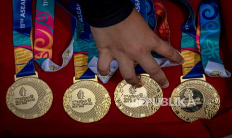 Panitia penyelenggara menyiapkan sejumlah medali emas untuk peraih posisi pertama para-renang ASEAN Para Games 2022 di Stadion Jatidiri Semarang, Jawa Tengah, Selasa (2/8/2022). Pada hari kedua pertandingan para-renang, tim renang Indonesia berhasil meraih total 8 medali dengan rincian 3 emas, 2 perak, dan 3 perunggu, sehingga total perolehan hingga hari kedua sebanyak 31 medali terdiri dari 10 emas, 11 perak, dan 10 perunggu. 