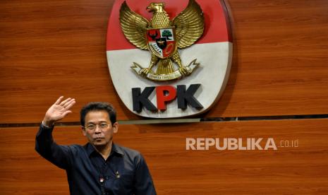 Wakil Ketua KPK Johanis Tanak menyapa awak media saat akan menyampaikan keterangan pers di Gedung Merah Putih KPK, Jakarta, Kamis (8/12/2022).