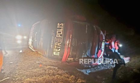 Kondisi bus PO Agra Mas masuk ke dalam parit dengan posisi terguking ke kanan, setelah mengalami kecelakaan lalu lintas di ruas Tol Semarang- Solo KM 431+400, wilayah Kelurahan Beji, Kecamatan Ungaran Timur, Kabupaten Semarang, Jawa Tengah, Rabu (13/9) malam. Tidak ada korban jiwa dalam kecelakaan ini, namun sebanyak 11 orang penumpang dilarikan ke RSUD dr Gondo Suwarno, Ungaran.