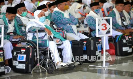 Jamaah calon haji kloter pertama tiba di Asrama Haji Donohudan, Boyolali, Jawa Tengah, Jumat (3/6/2022). Sebanyak 356 jamaah calon haji kloter pertama asal Pati tiba di Asrama Haji Donohudan pukul 08.00 WIB. Rencananya jamaah calhaj kloter pertama ini akan terbang ke Madinah pada Sabtu (4/6/2022) dini hari.