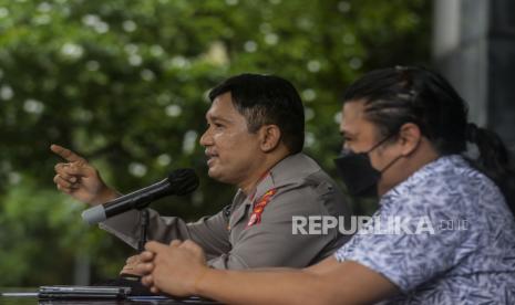 Kabid Humas Polda Metro Jaya Kombes Pol Endra Zulpan (kiri) memberikan keterangan pers terkait kasus penembakan yang terjadi di Exit Tol Bintaro di Mapolda Metro Jaya, Jakarta, Selasa (7/12). Berdasarkan hasil gelar perkara, kepolisian menetapkan Ipda OS yang merupakan anggota Ditlantas Polda Metro Jaya sebagai tersangka kasus penembakan di Exit Tol Bintaro yang mengakibatkan satu orang meninggal dunia dan satu orang mengalami luka tembak. Republika/Putra M. Akbar