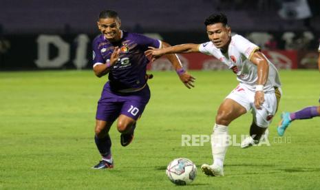 Pesepak bola Persik Kediri Renan Da Silva (kiri). 