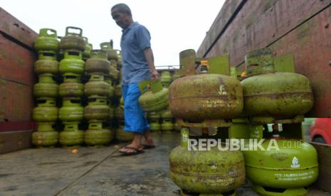 Pekerja menurunkan tabung gas LPG 3 kilogram bersubsidi di salah satu agen (ilustrasi). HET gas elpiji tiga kilogram di Kabupaten Garut yang awalnya Rp 16.500 per tabung, kini menjadi Rp 19.500 per tabung.