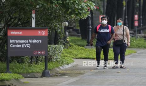 Turis berjalan di dalam Fort Santiago di kota bertembok Intramuros di Manila, Filipina ketika beberapa tempat wisata dibuka kembali untuk umum dengan pembatasan kesehatan