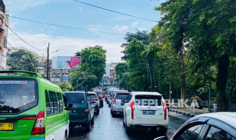 Kondisi arus lalu lintas di Jembatan Otista, Kecamatan Bogor Tengah, Kota Bogor.