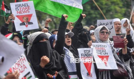 A number of people take part in the Palestinian military action in front of the U.S. Embassy Office, Jakarta, Sunday (10/11/2024).