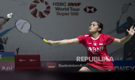 Pebulu tangkis tunggal putri Indonesia Gregoria Mariska Tunjung mengembalikan kok ke arah lawannya pebulu tangkis tunggal putri Thailand Phittayaporn Chaiwan pada babak kualifikasi Daihatsu Indonesia Masters 2022 di Istora Senayan, Jakarta, Rabu (8/6/2022). Mariska berhasil unggul dengan skor 21-14 dan 21-15. 