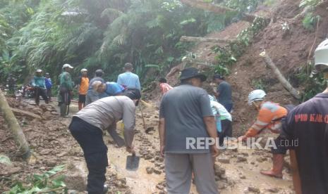 Petugas melakukan pembersihan material longsor yang menutup akses jalan di Desa Sukamaju, Kecamatan Cihaurbeuti, Kabupaten Ciamis, Sabtu (25/3/2023). Dok Polsek Cihaurbeuti. Sempat Tertutup Longsor, Akses Jalan Desa Cihaurbeuti Ciamis Bisa Dilalui