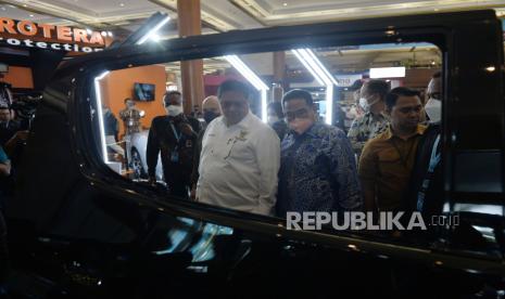 Menko Perekonomian Airlangga Hartarto meninjau pameran Gaikindo Jakarta Auto Week (GJAW) 2023 di JCC Senayan, Jakarta, Jumat (10/3/2023). Pameran yang diikuti pabrikan otomotif dari China, Eropa dan Jepang itu menghadirkan berbagai inovasi industri otomotif tanah air. GJAW membidik transaksi sebesar Rp 2,3 triliun dalam sembilan hari pelaksanaan pameran dengan perkiraan 53 ribu pengunjung yang akan hadir.