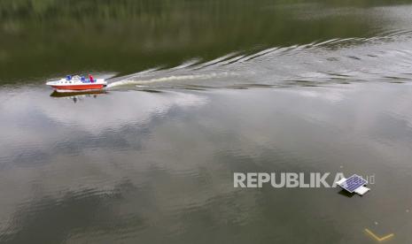 Foto udara petugas melintas di sekitar panel surya terapung PLTS Terapung Cirata di kawasan Waduk Cirata, Kecamatan Cipeundeuy, Kabupaten Bandung Barat, Jawa Barat. 