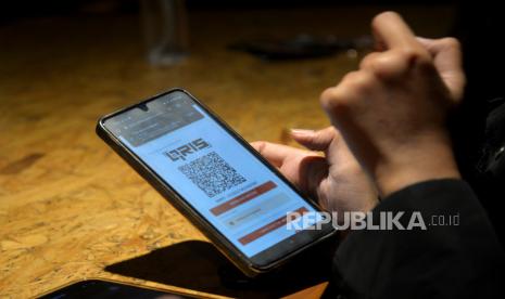 Kode QRIS untuk melakukan pembayaran makanan dan minuman melalui platform EasyEat di Lawless Burger Menteng, Jakarta, Rabu (30/8/2023). DOKU berkolaborasi dengan EasyEat untuk memungkinkan proses pesan dan bayar di kafe/ restoran menjadi lebih cepat secara online dengan sekali pemindaian. Sehingga proses pemesanan makanan dan minuman oleh pelanggan menjadi lebih efisien. Saat ini setidaknya 500 kafe/ restoran di Indonesia yang sudah menggunakan platform EasyEat. Dan cara ini memudahkan pelanggan memesan dan membayar makanan serta minuman menggunakan gawai, tanpa bertemu pramusaji terlebih dahulu