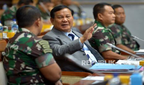 Menteri Pertahanan Prabowo Subianto bersiap mengikuti rapat kerja dengan Komisi I DPR di Kompleks Parlemen, Senayan, Jakarta, Senin (26/9/2022). Rapat kerja tersebut beragendakan pembahasan penyesuaian Rencana Kerja dan Anggaran (RKA) Kementerian Pertahanan/TNI TA 2023. Republika/Prayogi