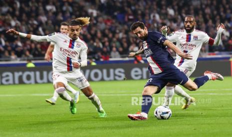 Pemain Paris Saint Germain Leo Messi (dua kanan) beraksi melawan pemain Olympique Lyon Malo Gusto (kiri). Presiden Lyon Jean-Michel Aulas menegaskan bek kanan Malo Gusto akan tetap bersama klub ini sehingga tidak akan bergabung dengan Chelsea bulan Januari 2023 ini.