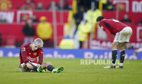 Reaksi pemain Manchester United seusai dikalahkan Fulham dalam pertandingan sepak bola Liga Inggris di stadion Old Trafford, Manchester, Sabtu, (24/2/2024). MU kalah 1-2 atas Fullham. Dua gol Fulham dicetak Calvin Bassey di menit ke-65 dan Alex Iwobi di menit ke-97. Setan Merah hanya bisa mencetak satu gol lewat pemain bertahannya Harry Maguire di menit ke-89.