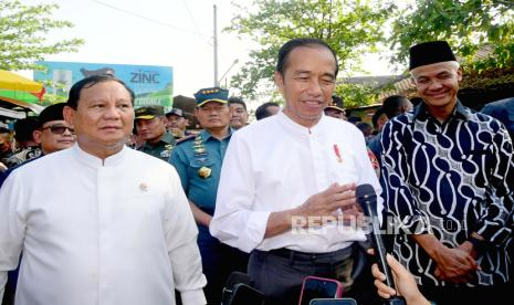 Presiden Jokowi didampingi Menteri Pertahanan Prabowo Subianto dan Gubernur Jawa Tengah Ganjar Pranowo saat meninjau harga komoditas pangan di Pasar Grogolan Baru, Kota Pekalongan, Jawa Tengah, Selasa (29/8/2023).