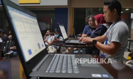 Wartawan memperhatikan proses hitung cepat (quick count) Pilkada 2018 melalui layar computer di Kantor LSI, Jakarta, Rabu (27/6).