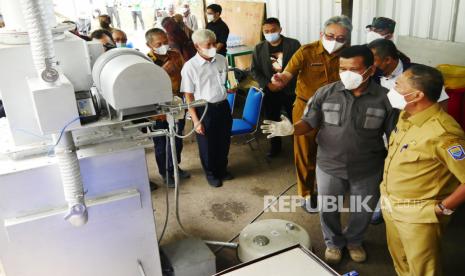 Wali Kota Bandung Oded Mdanial meninjau prototipe mesin pengolah sampah di Fakultas Pendidikan Teknologi dan Kejuruan, Universitas Pendidikan Indonesia (FPTK UPI), Kota Bandung, Senin (13/9). Tim gabungan dosen dan mahasiswa UPI mengembangkan mesin pengolah sampah anorganik ramah emisi hibah dari Jepang, diharapkan bisa digunakan untuk mengatasi sampah hingga tingkat RW di Kota Bandung.