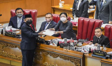 Menteri Dalam Negeri Tito Karnavian (kedua kiri) menyerahkan berkas laporan Pemerintah terkait 3 RUU Pemekaran Provinsi Papua kepada Ketua DPR RI Puan Maharani (kedua kanan) dalam rapat paripurna ke-26 masa persidangan V tahun 2021-2022 di Kompleks Parlemen, Senayan, Jakarta, Kamis (30/6/2022). Dalam Rapat Paripurna tersebut mengesahkan RUU pembentukan Provinsi Papua Selatan, Provinsi Papua Tengah, dan Provinsi Papua Pegunungan menjadi Undang-Undang, penyampaian hasil pembahasan pembicaraan pendahuluan RAPBN tahun 2023 serta rencana kerja pemerintah, penyampaian keterangan pemerintah atas RUU tentang pertanggungjawaban pelaksanaan APBN 2021, mengesahkan calon Hakim Agung dan calon Hakim AdHoc Tipikor pada Mahkamah Agung terpilih, dan pengesahan lima RUU provinsi, serta mendengarkan pendapat fraksi-fraksi terhadap RUU usul inisiatif anggota DPR RI tentang Kesejahteraan Ibu dan Anak. 