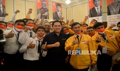 Menteri BUMN Erick Thohir bersama Kepala BP2MI Benny Rhamdani berfoto dengan Pekerja Migran Indonesia (PMI) dalam acara pembekalan dan pelepasan Pekerja Migran Indonesia program Goverment to Goverment (G to G) di Jakarta, Senin (10/7/2023). Acara tersebut di ikuti oleh 120 PMI Korea Selatan dan 600 Calon PMI yang masih dalam Orientasi Pra Pemberangkatan atau Preliminary Education (Prelim) dalam program G to G di sektor finishing dan manufaktur.  