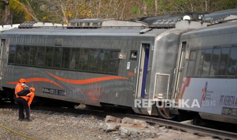 Petuga melihat kondisi gerbong Kereta Api Argo Semeru yang anjlok di Stasiun Kali Menur, Sentolo, Kulonprogo, Yogyakarta, Selasa (17/10/2023).