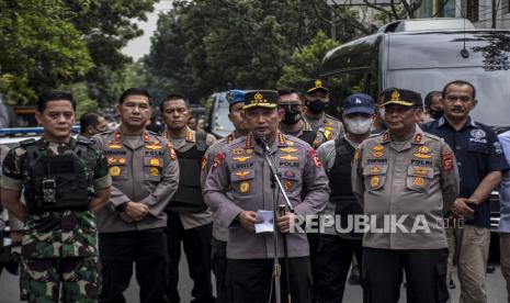 Kapolri Jenderal Listyo Sigit Prabowo (tengah) didampingi Kapolda Jawa Barat Irjen Pol Suntana (kanan) memberikan keterangan pers di Jalan Astana Anyar, Kota Bandung, Rabu (7/12/2022). Kapolri Jenderal Listyo Sigit Prabowo mengatakan pelaku bom bunuh diri di Polsek Astana Anyar, Kota Bandung terafiliasi jaringan Jamaah Ansharut Daulah (JAD) Jawa Barat. Akibat ledakan itu 11 orang menjadi korban, yakni 10 anggota polri dan seorang warga. Republika/Abdan Syakura