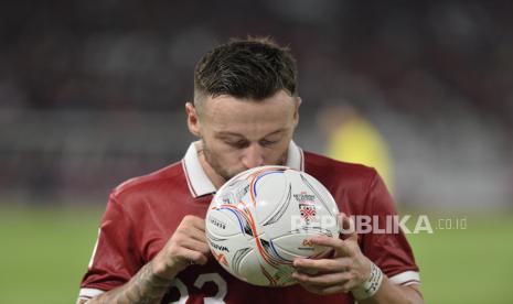 Pemain timnas Indonesia Marc Klok mencium bola sebelum melakukan tendangan pojok dalam laga Piala AFF 2022 melawan Kamboja di Stadion Gelora Bung Karno, Jakarta, Jumat (23/12/2022). Pada pertandingan itu Indonesia menang dengan skor 2-1 melalui gol Eggy Maulana Fikri dan Witan Sulaiman.