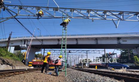 Petugas memasang kabel jaringan jalur KRL di Stasiun Lempuyangan, Yogyakarta, Kamis (23/7). Jalur kereta listrik yang menelan anggaran mencapai Rp 36 miliar ini diprediksi bisa selesai lebih cepat. Saat ini tahapan yang dikerjakan yakni pengerjaan jalur listrik aliran atas (LAA). Imbas pandemi Covid-19, membuat pengerjaan konstruksi lebih cepat karena pembatasan operasional kereta jarak jauh.