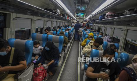 Penumpang Kereta Api berada di dalam gerbong.