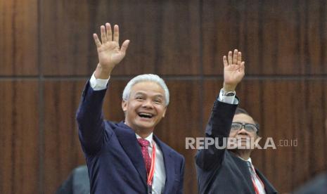 Pasangan capres-cawapres nomor urut 03 Ganjar Pranowo dan Mahfud MD mengikuti sidang pembacaan putusan Pilpres 2024 di Gedung Mahkamah Konstitusi, Jakarta, Senin (22/4/2024). 