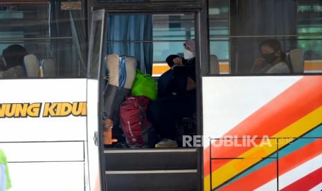 Penumpang menaiki bus untuk mudik (ilustrasi). PT Biro Klasifikasi Indonesia (Persero) atau melepas keberangkatan para pemudik di Graha BKI Jakarta yang ikut dalam program Mudik Bersama BUMN 2023 bertajuk “Mudik Dinanti Mudik di Hati”.